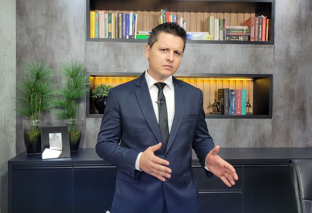 Dr. William Oliveira em seu escritório